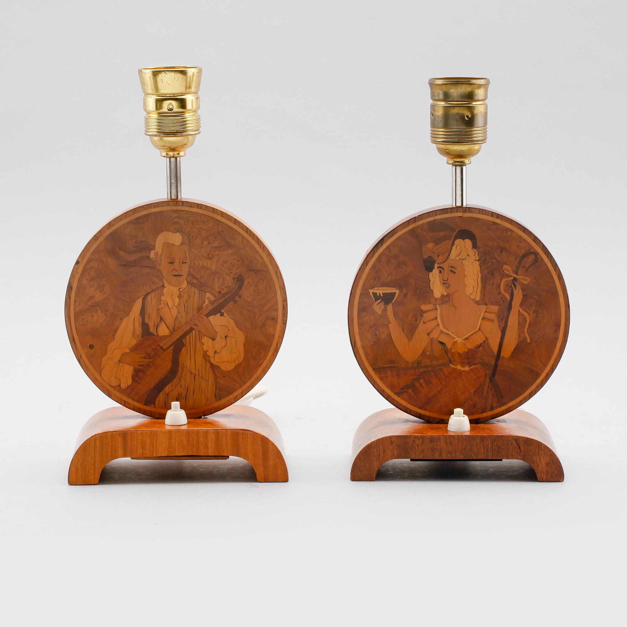 BORDSLAMPOR, 2 st snarlika, Mjölby Intarsia, 1930-tal.