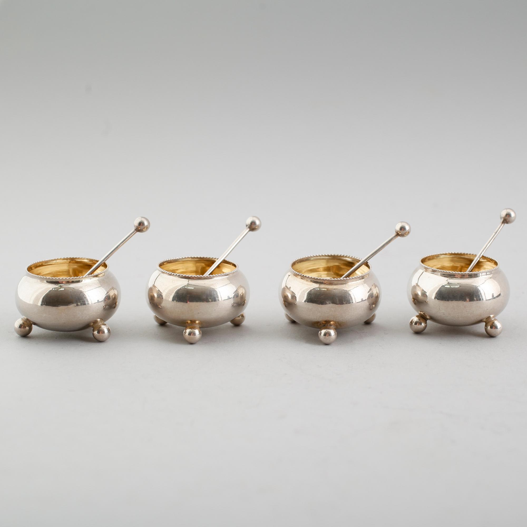 SALTKAR, 4 st med skedar, silver, Skottland, 1900-tal. Vikt ca  53 gram.