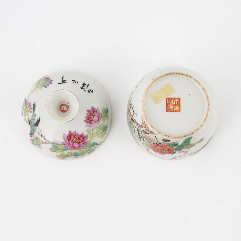 Burk med lock samt två små fat och en tallrik, porslin, Kina, bland annat 1700-tal.