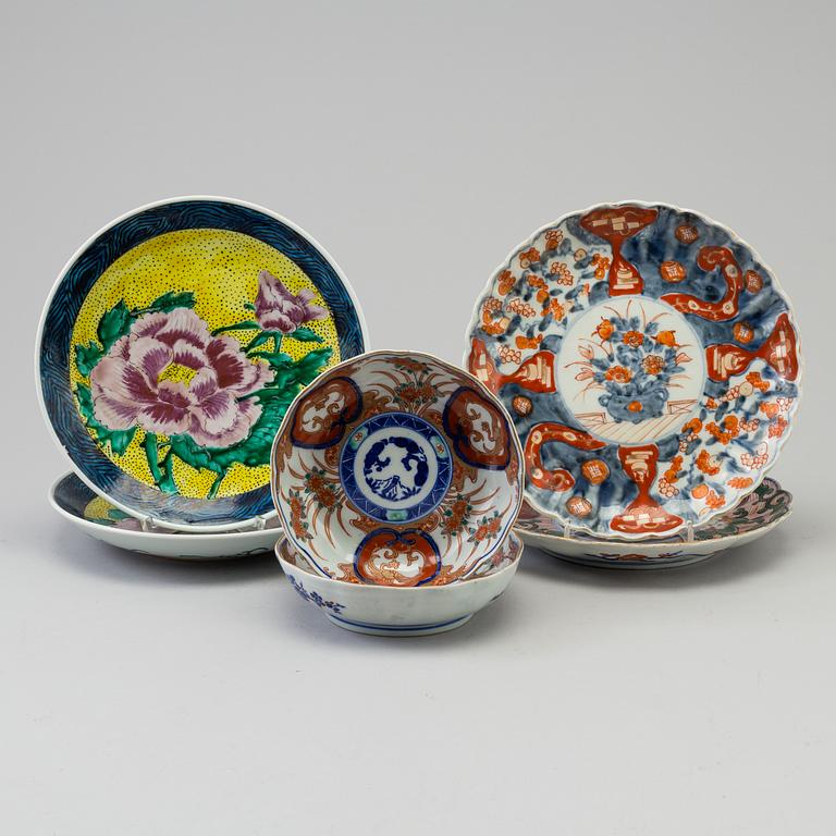 Six famille rose and imari dishes, Japan, late 19th/20th century.