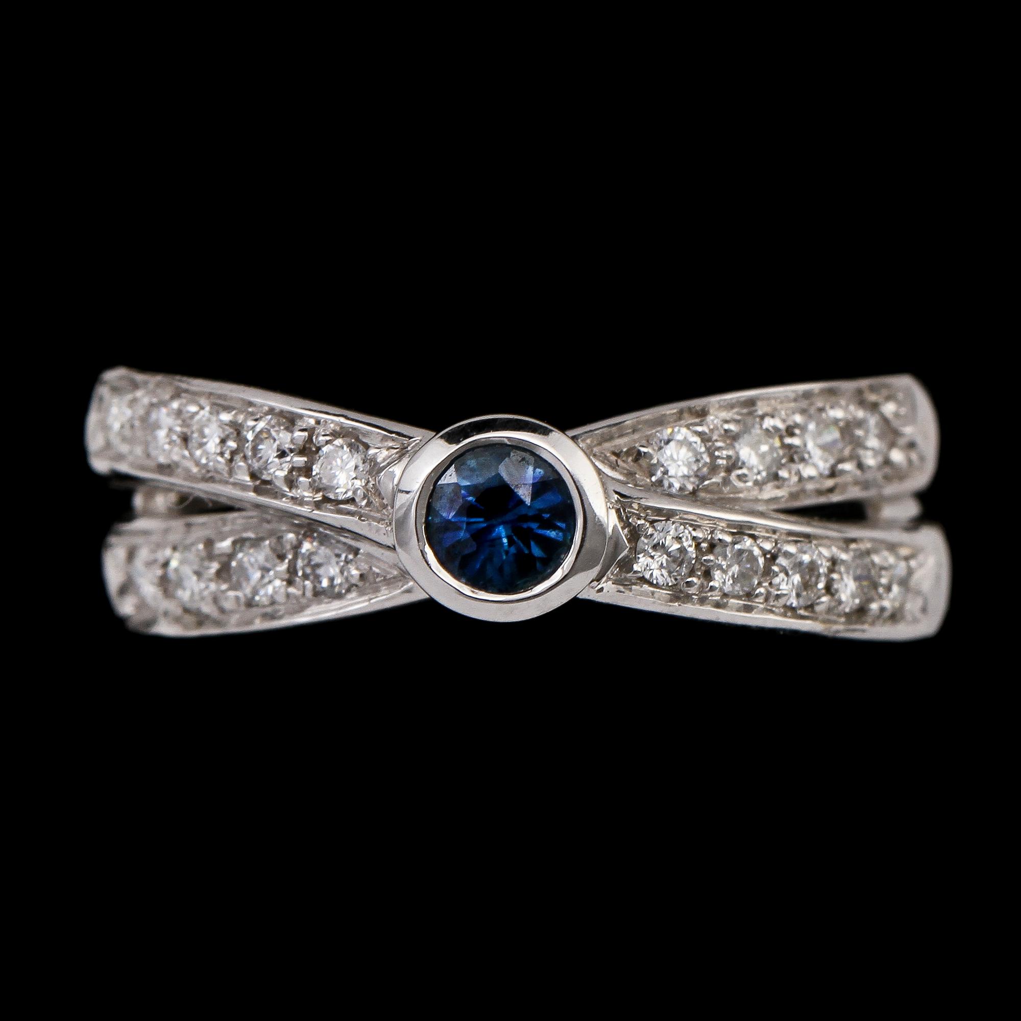 RING, 18k vitguld med fasettslipad blå safir samt 18 briljantslipade diamanter, tot 0.32 ct, Gemma AB. Vikt 6 g.