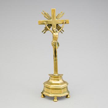 AN 18TH CENTURY BRONZE CRUCIFIX.