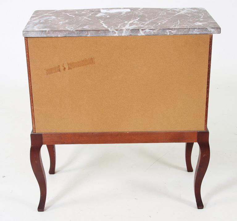 BYRÅ, gustaviansk stil.