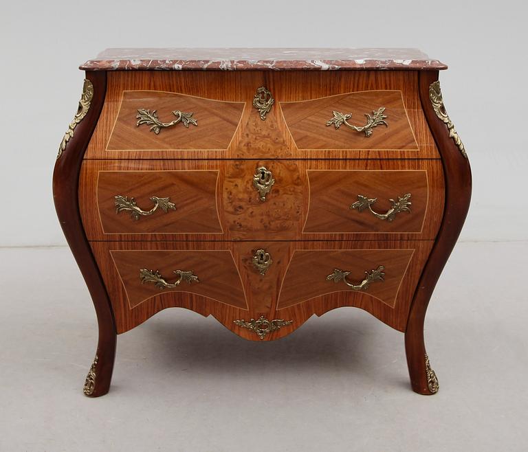 BYRÅ, rokokostil, 1900-talets andra hälft.