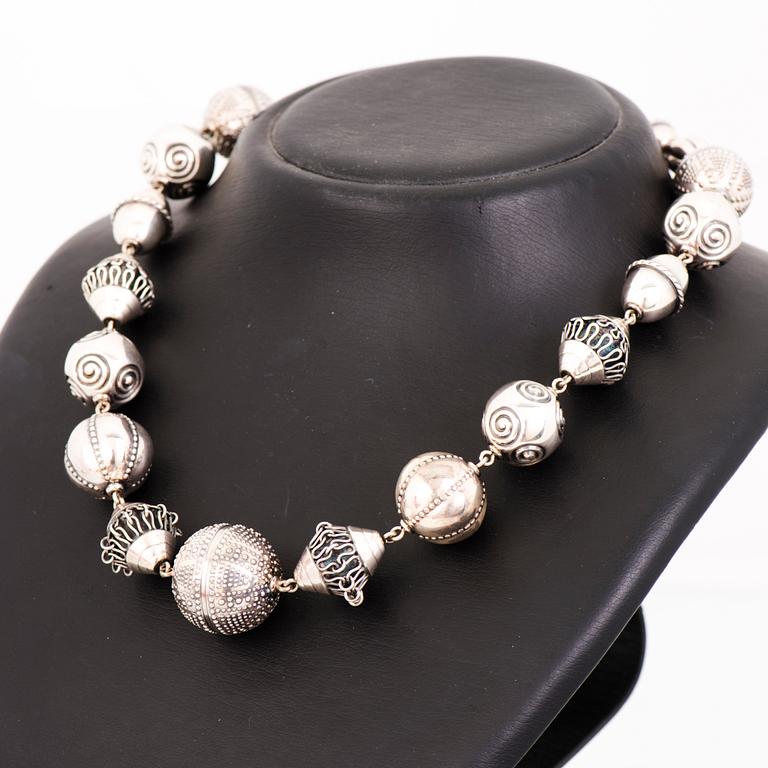 KAULAKORU, RANNEKORUJA, 2 kpl, ja SORMUS, "Halikon Kääty", hopeaa. Kalevala Koru 1972-83.