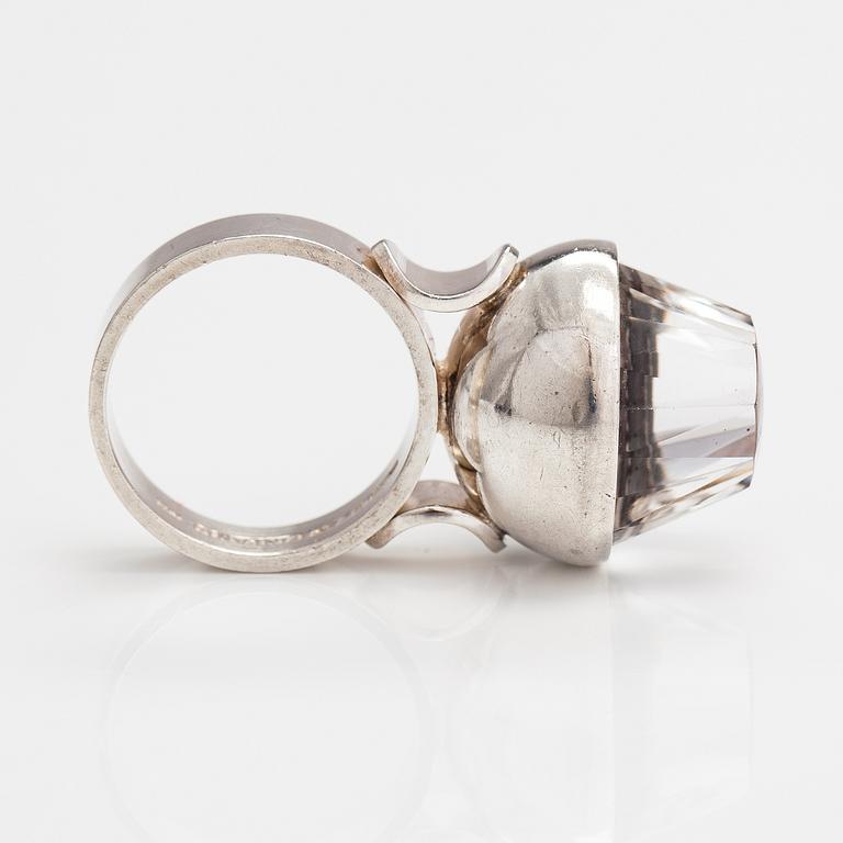 Elis Kauppi, Ring, sterlingsilver, bergskristall och kalsedon. Kupittaan kulta, Åbo.