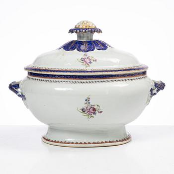 Terrin med lock och fat, kompaniporslin, Kina, Qingdynastin, omkring 1800.