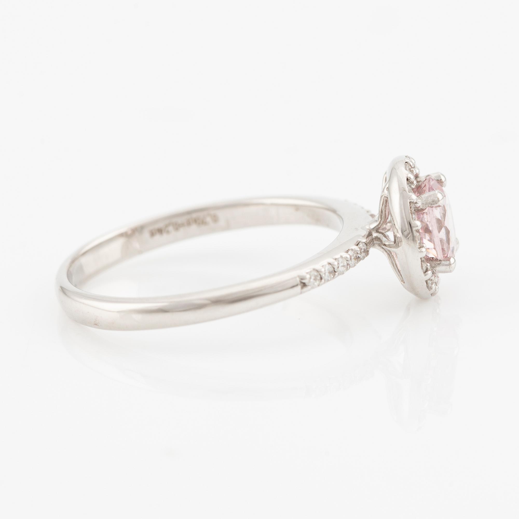 Ring in 18K gold with a faceted morganite and round brilliant-cut diamonds.