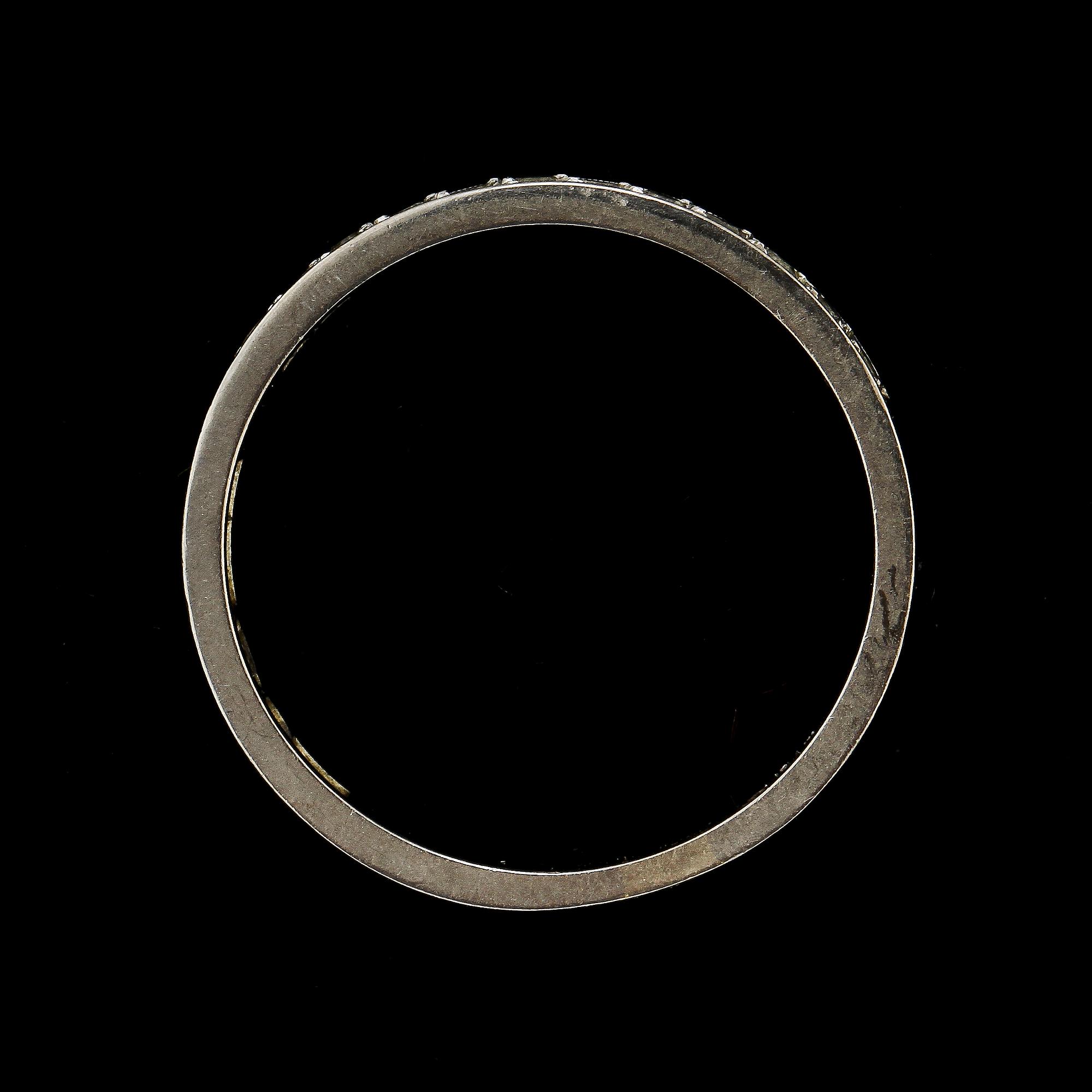 RING, 18k vitguld med 12 åttkantslipade briljanter, J Pettersson, Stockholm, 1966. Vikt 3 g.