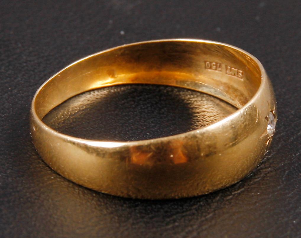 RING, 18K guld och diamant.