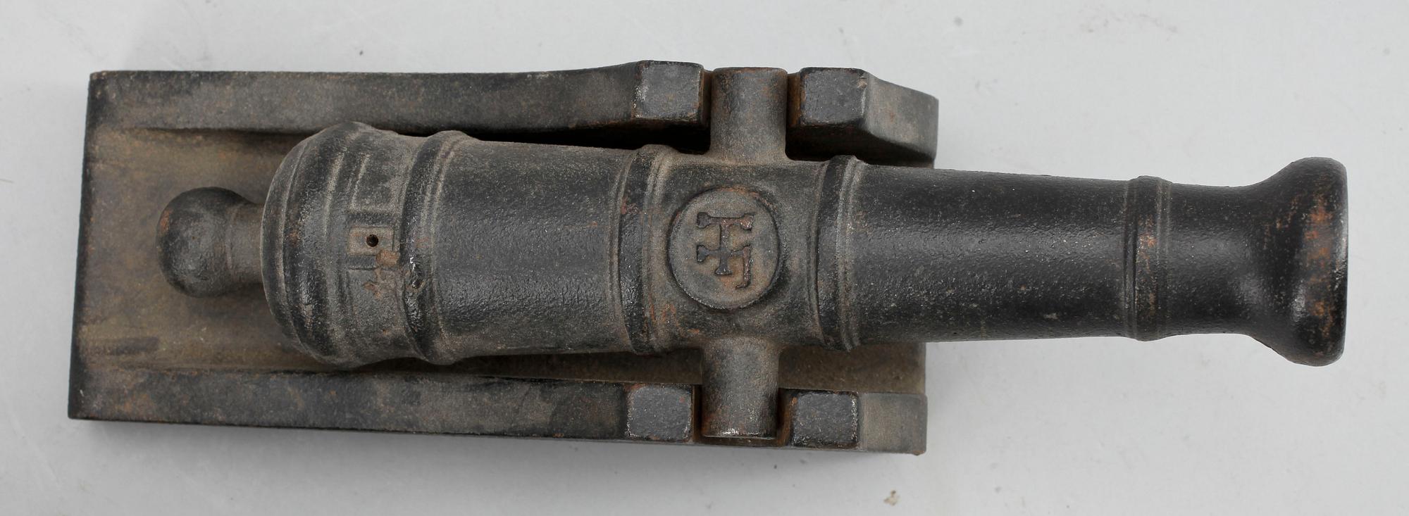 MODELLKANONER, ett par, gjutjärn, Hällefors, 1900-tal.