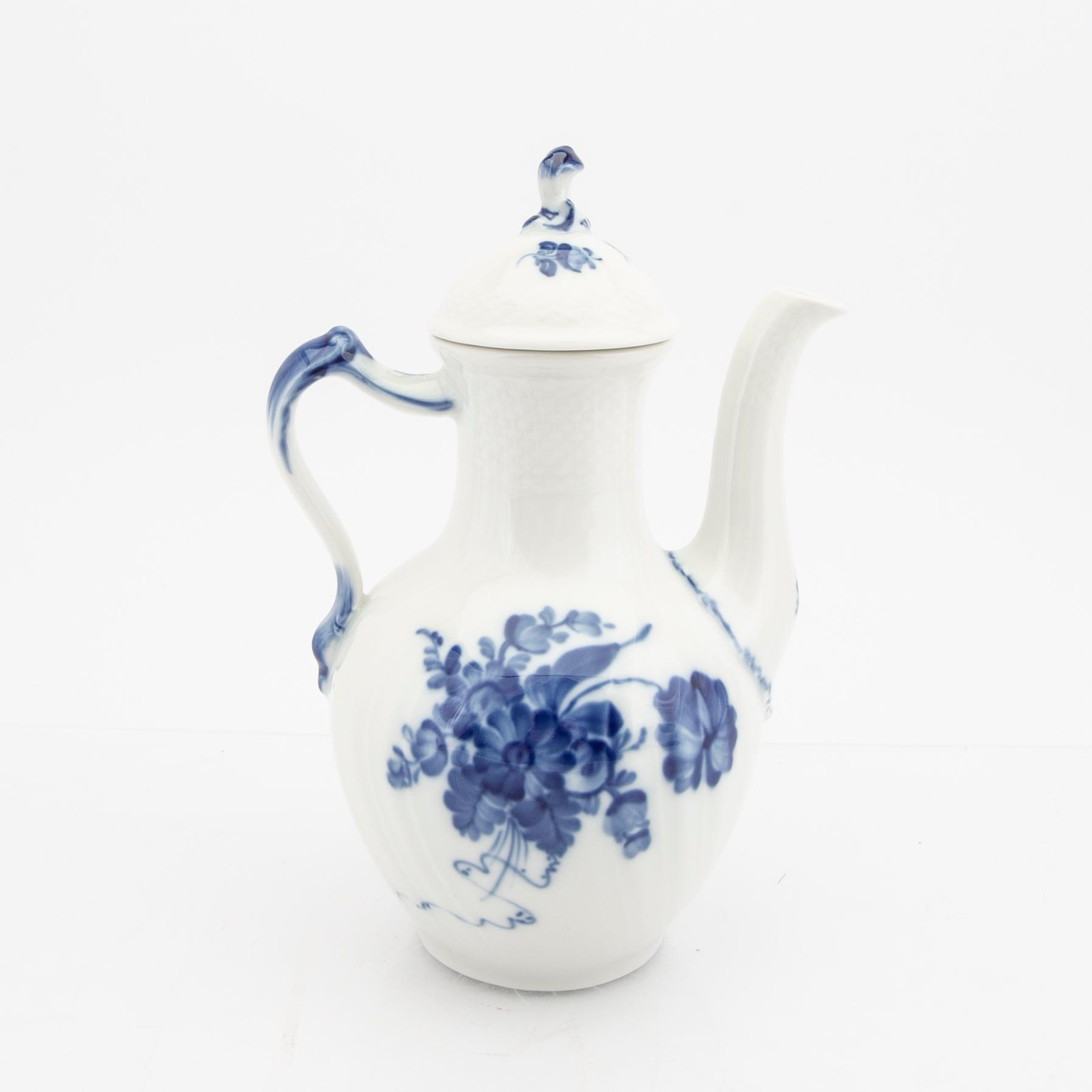 Service 68 dlr "Blå Blomst" Royal Copenhagen Denmark porcelain 1967-1991.