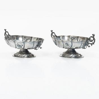 A pair of silver bowl, Carrington & Co, london, England, 1895.