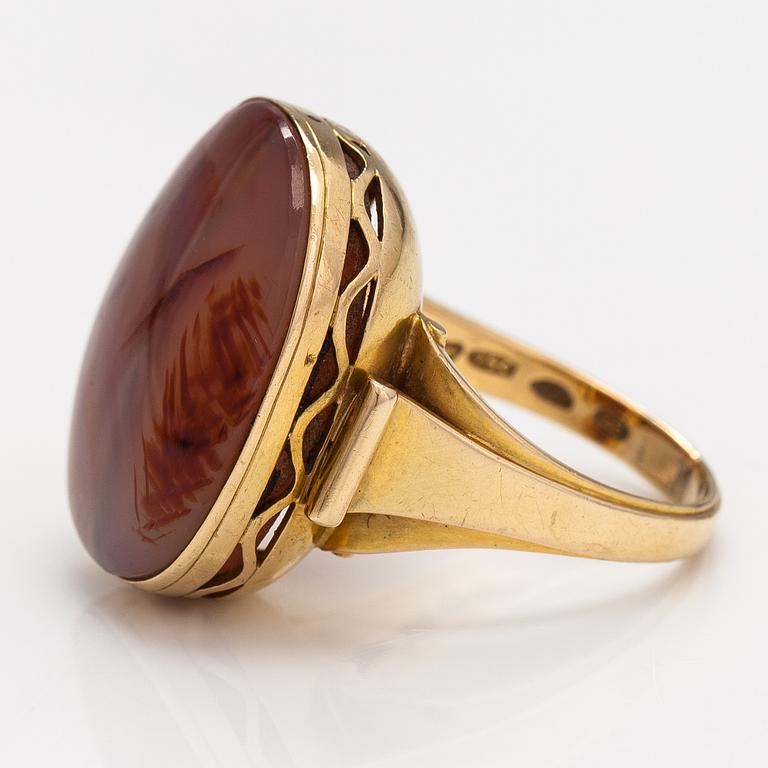 Oskar Pihl, An 18K gold ring with an agate. A Tillander, Helsinki 1945.