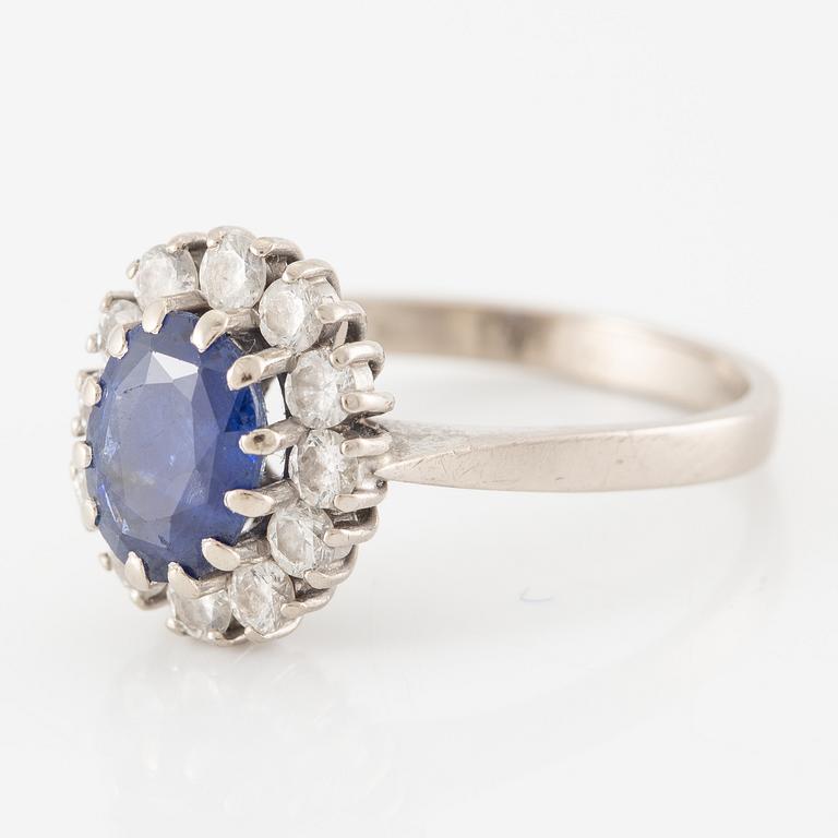 Ring, cameo model, 18K white gold with sapphire and brilliant-cut diamonds.