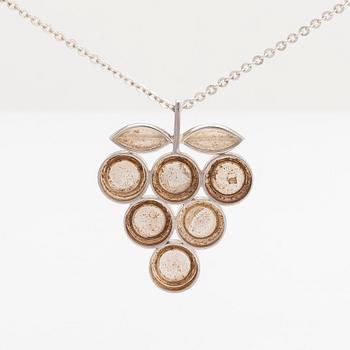 Nanny Still,  A sterling silver and titanium necklace. Kultakeskus, Hämeenlinna 1976.