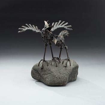 VEIKKO HAUKKAVAARA, skulptur, metall och sten, signerad VH och daterad 86.