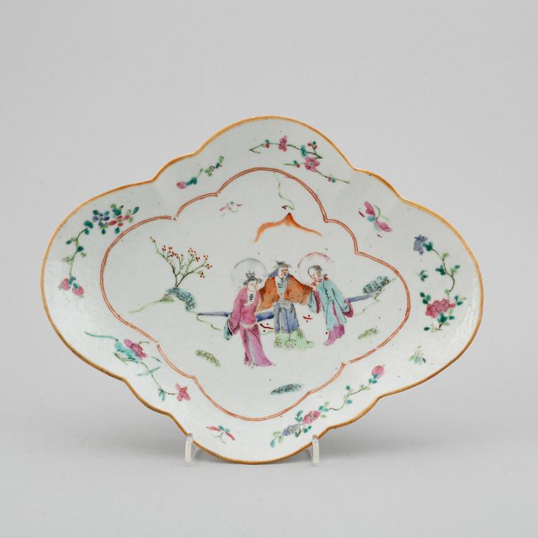 A famille rose tazza, late Qing dynasty, late 19th century.