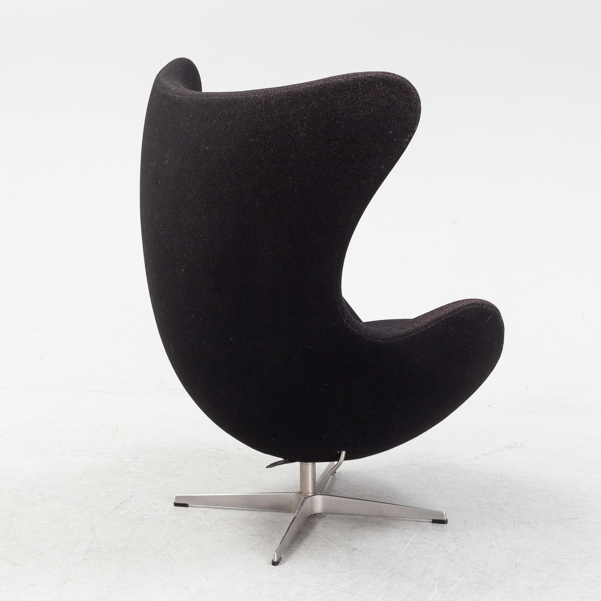 An 'Egg chair' by Arne Jacobsen, for Fritz Hansen dated 2001.