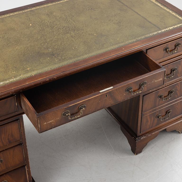 Skrivbord, engelskt, 1900-talets andra hälft.