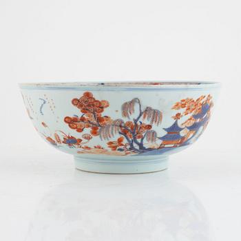A Chinese imari exportporcelain punchbowl, Qing dynasty, Qianlong (1736-95).