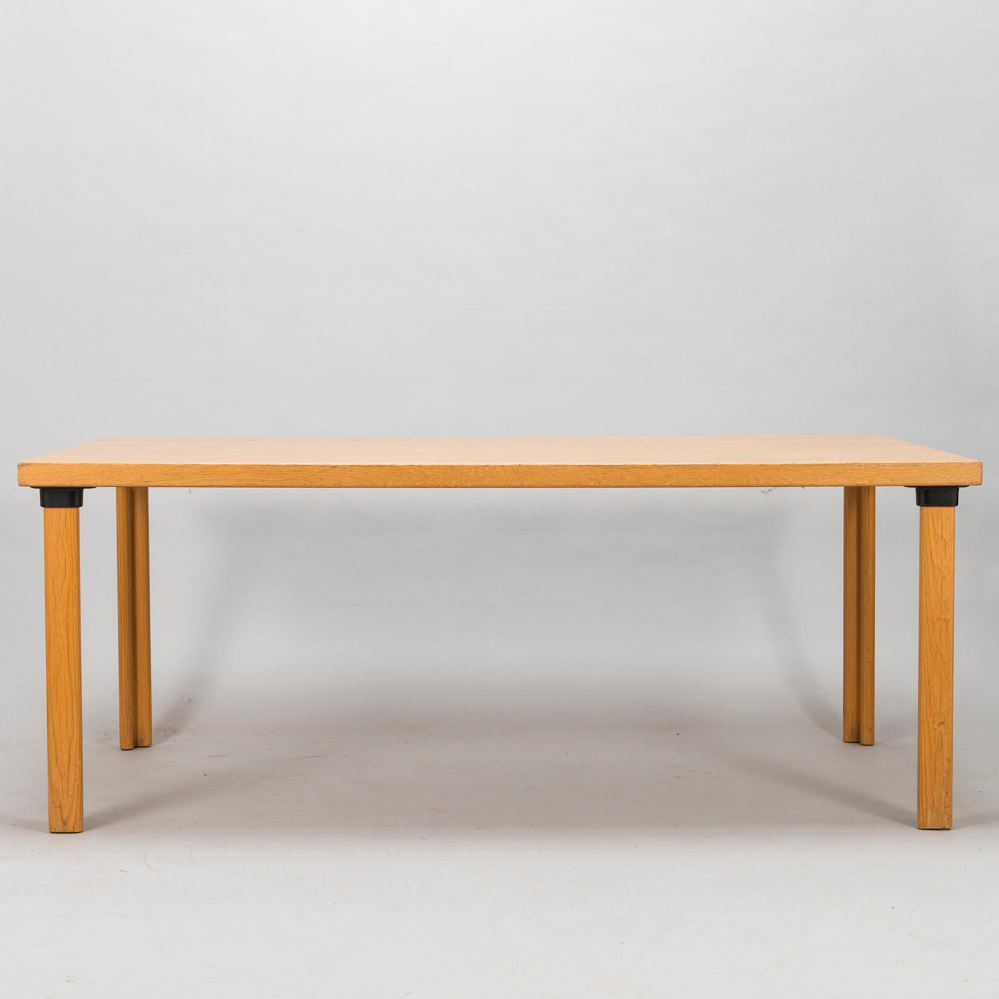 ALVAR AALTO, a late 20th century 'H83' dining table for Artek Finland.