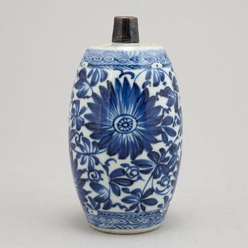 A blue and white genver bottle, Qing dynasty, Kangxi (1662-1722).