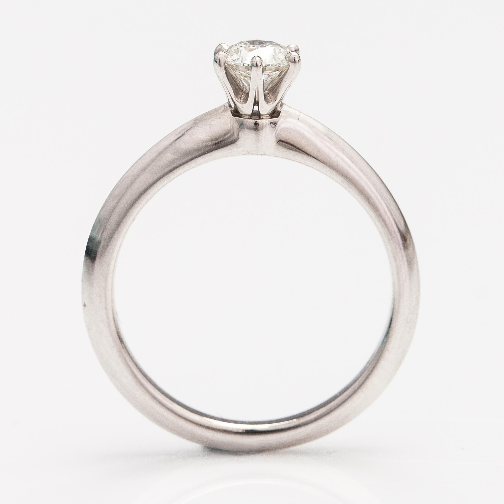 Tiffany & Co, Ring, platina, diamant ca 0.38 ct. Numrerad 66830322.