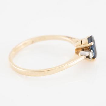 Gold ring with sapphire and brilliant-cut diamonds.