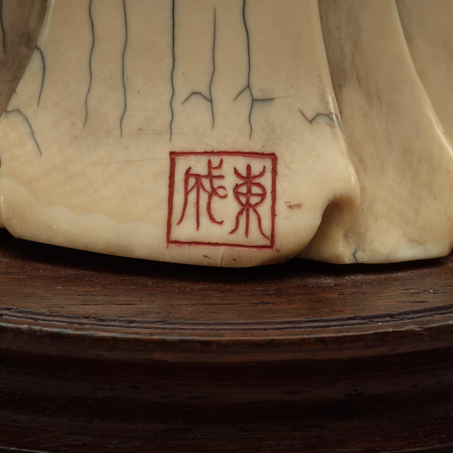 A pair of Chinese ivory figures, early 20th Century.
