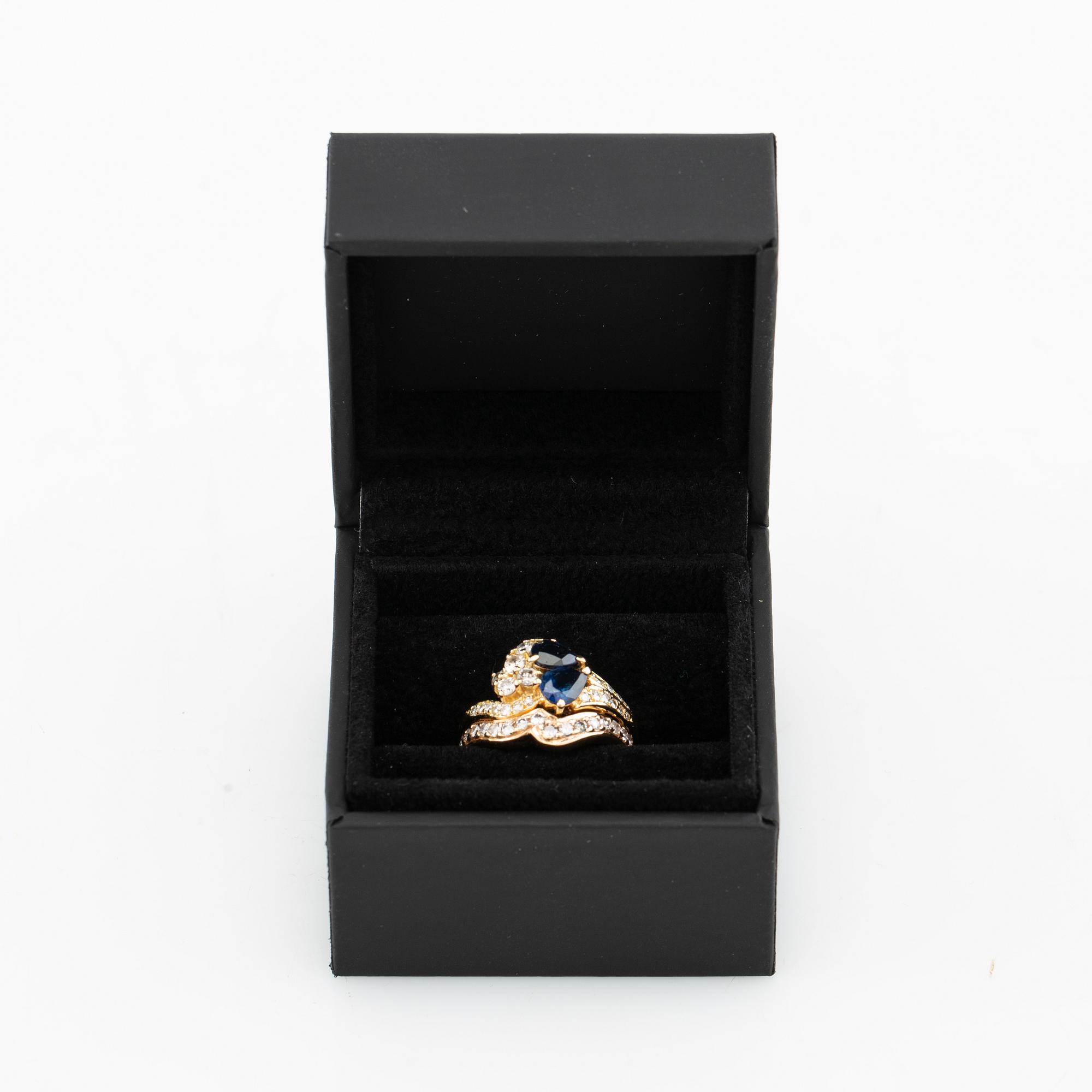 Ring in 18K gold set with pear-shaped sapphires and round brilliant and single-cut diamonds.
