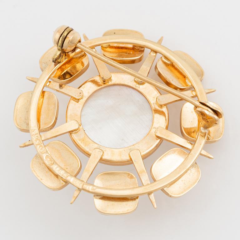 Arvo Saarela, brosch 18K guld med halvpärla, Enköping 1965.
