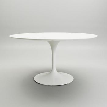 EERO SAARINEN, PÖYTÄ JA 6 TUOLIA. Tulppaani-sarja. Knoll International, 1950-luku.