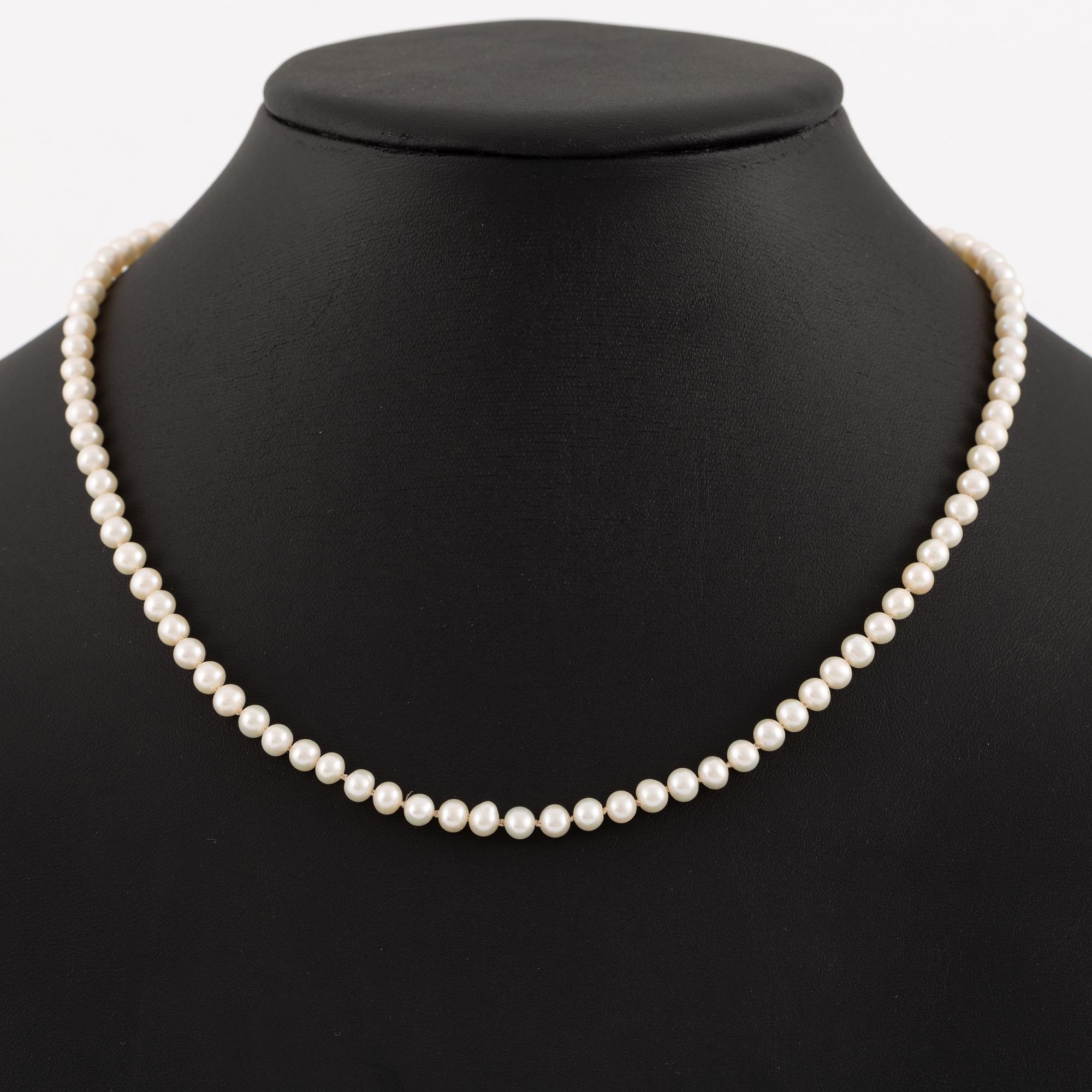 Pearl necklace, with cultured pearls, clasp in 18K gold.