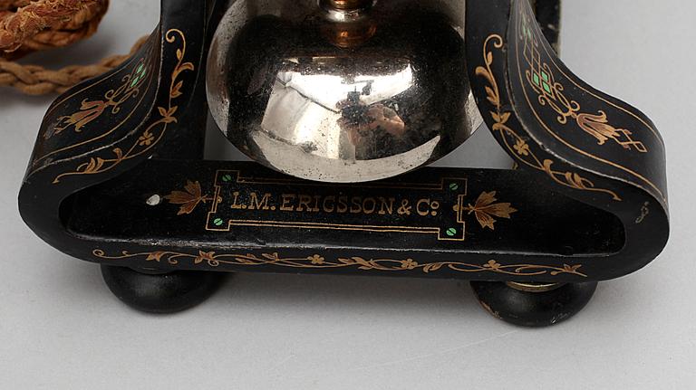 BORDSTELEFON, modell "Tunnan", märkt L.M Ericsson & Co, AB Telefonfabriken, Stockholm, 1896.