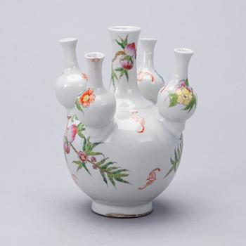 TULPPAANIMALJAKKO, posliinia, Kiina, 1900-luvun loppupuoli.