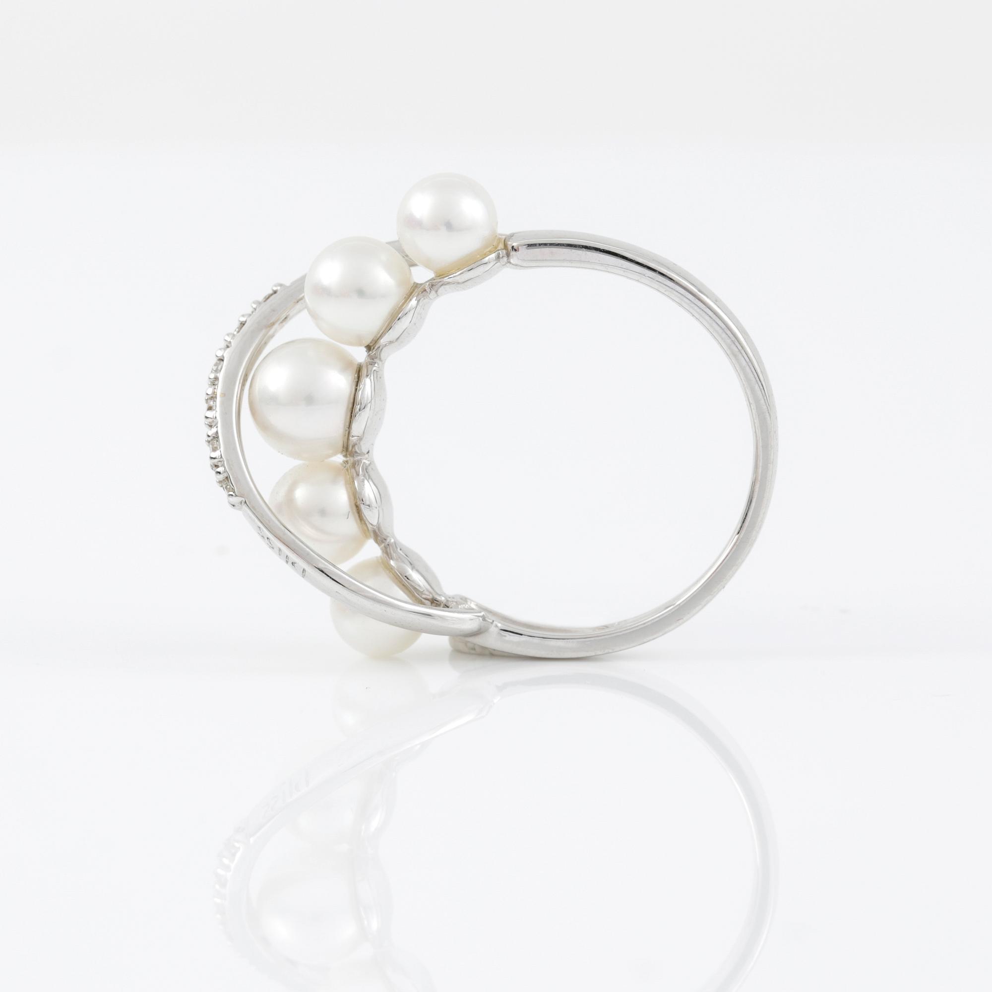 RING, Bliss, Italien, 18K vitguld med 5 pärlor och diamanter ca 0.06ct.