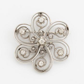 Brosch/hänge i form av blomma, vitguld  med  gammalslipade diamanter.