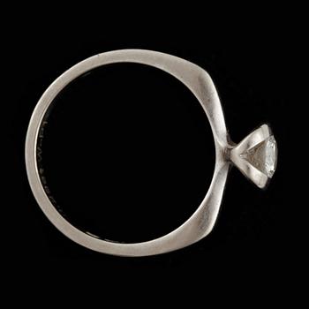 RING, 18 k vitguld, diamant enligt gravyr 0,29 ct, 1900-talets andra hälft. Vikt ca 4 g.