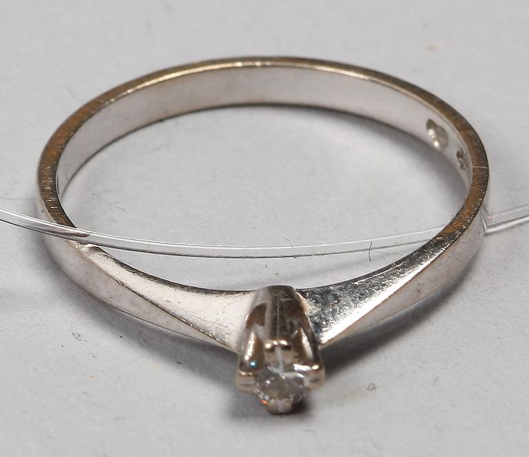 RING, 18 k vitguld, briljantslipad diamant, 0,07 ct enligt gravyr.