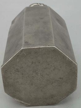 LJUSSTAKAR ETT PAR, mässing, 1800-talets mitt. FLASKA, tenn 1700-tal.