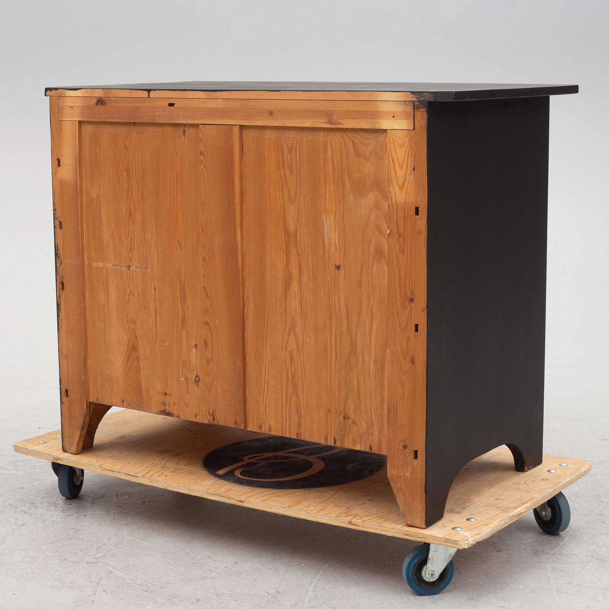 A chest of drawers, early 20th Century.