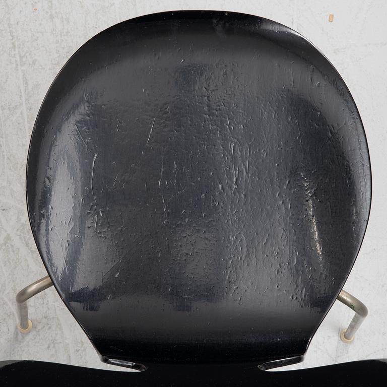 Arne Jacobsen, stolar, 4 st, "Myran", Fritz Hansen, Danmark, 1900-talets andra hälft resp 2024.