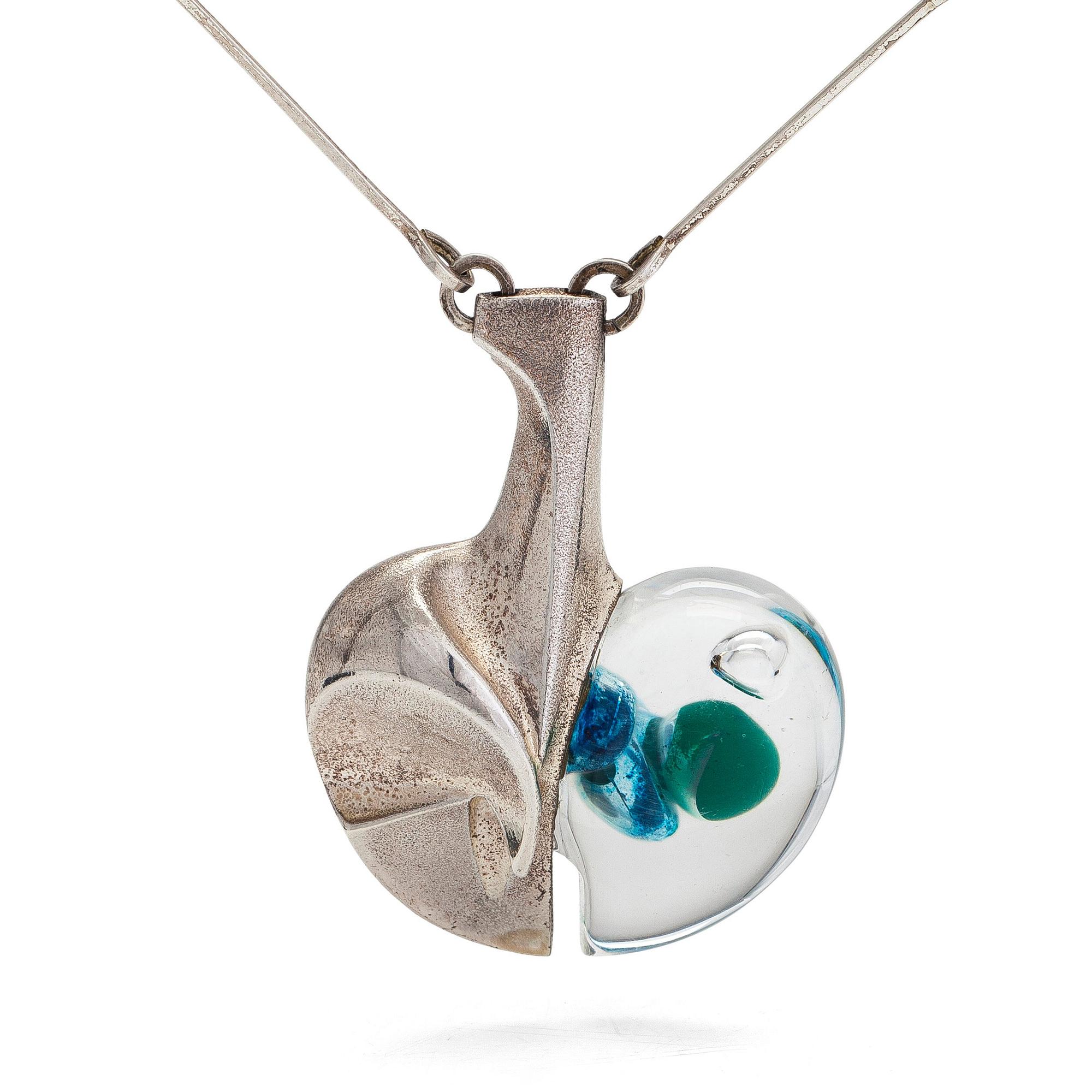 Björn Weckström, Kaulakoru "Avaruusomena", sterlinghopeaa ja akryylia. Lapponia 1976.