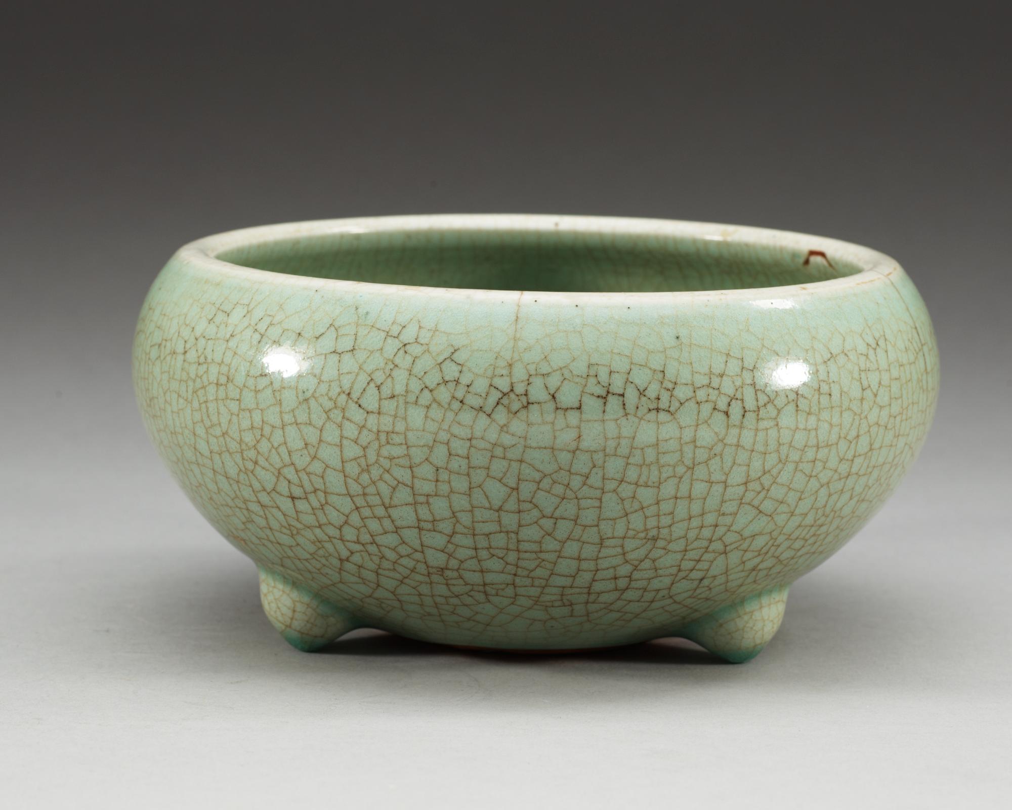 A pale green Ge glazed cencer, Qing dynasti, presumably Kangxi (1662-1722).