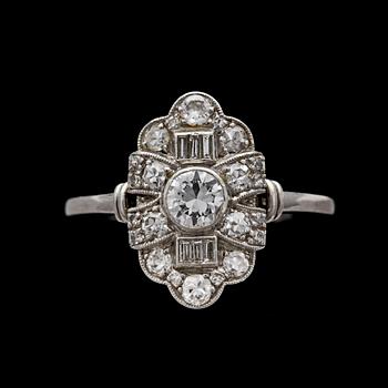 RING, platina med diamater, tot ca 0.65 ct, 1930-tal.