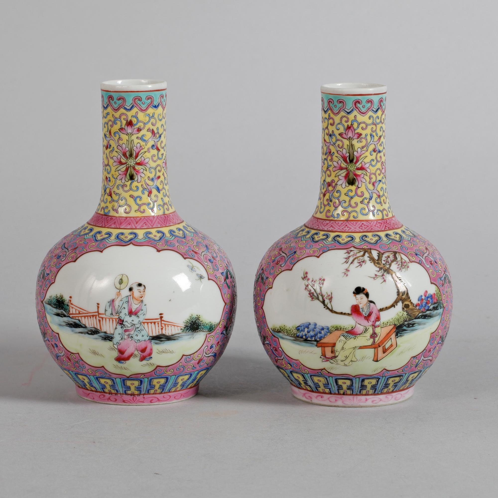 VASER, ett par, porslin, Kina, 1900-tal.