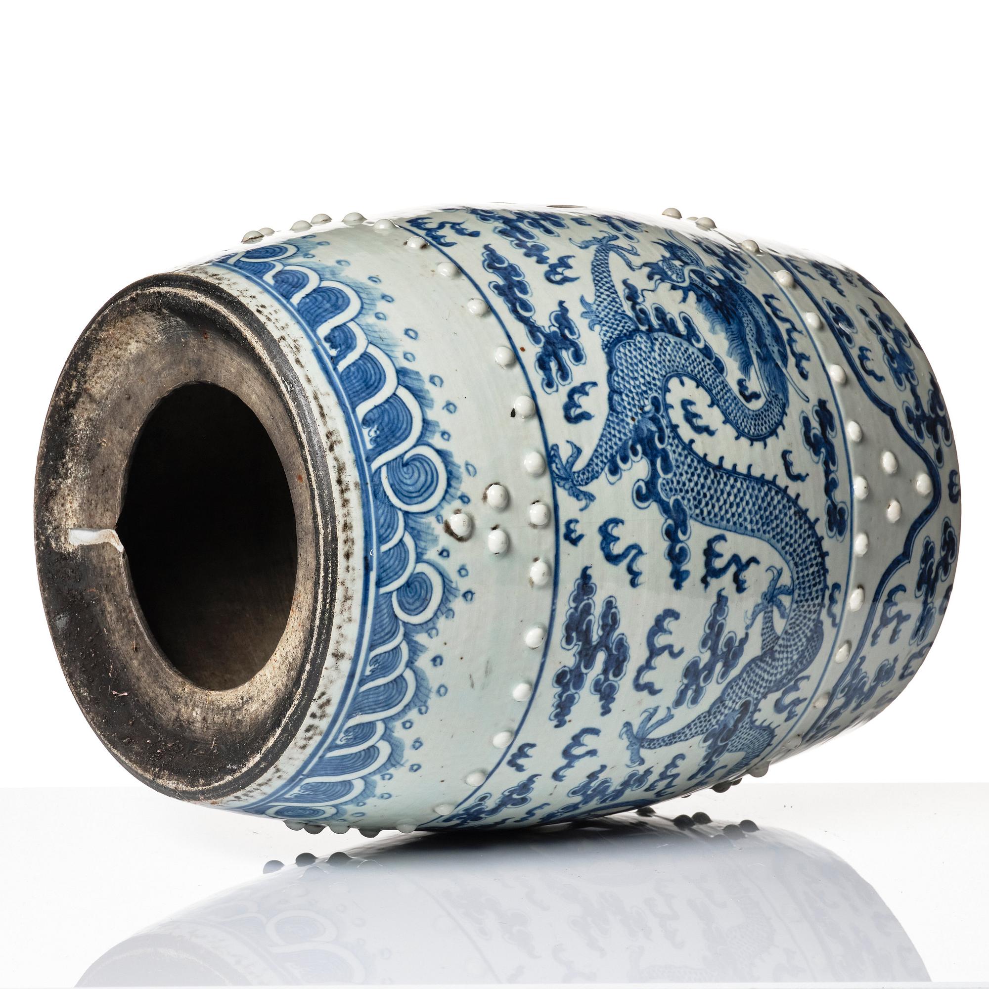 A blue and white four clawed dragon garden seat, Qing dynasty, 19th Century.