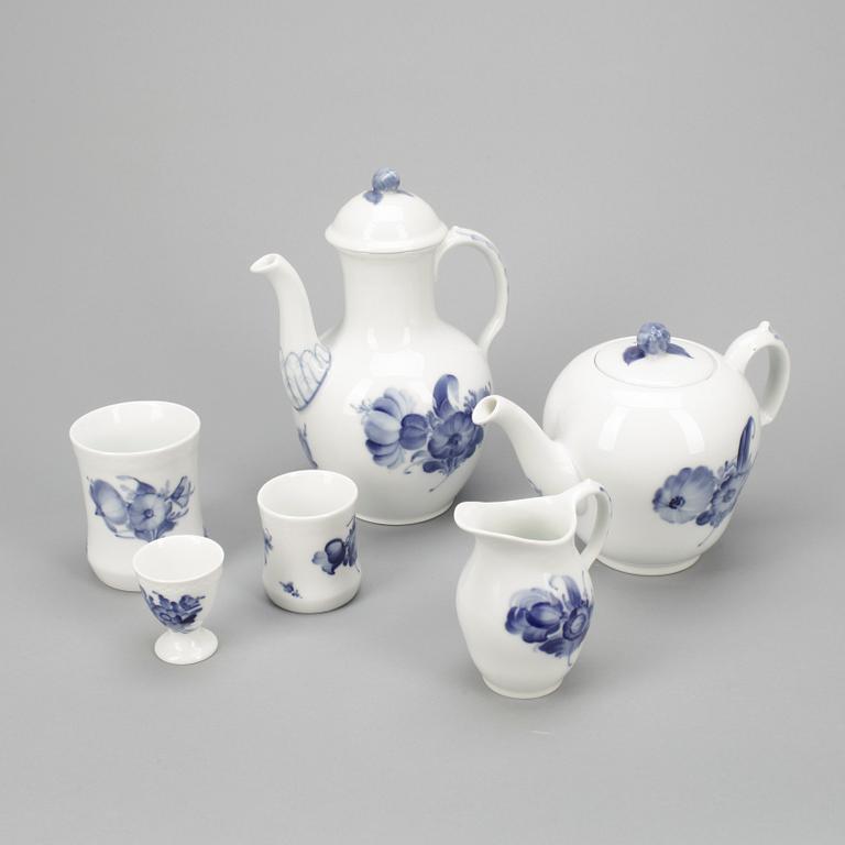 SERVISDELAR, 131 delar + 33, porslin, "Blå Blomst", Royal Copenhagen, 1900-tal.