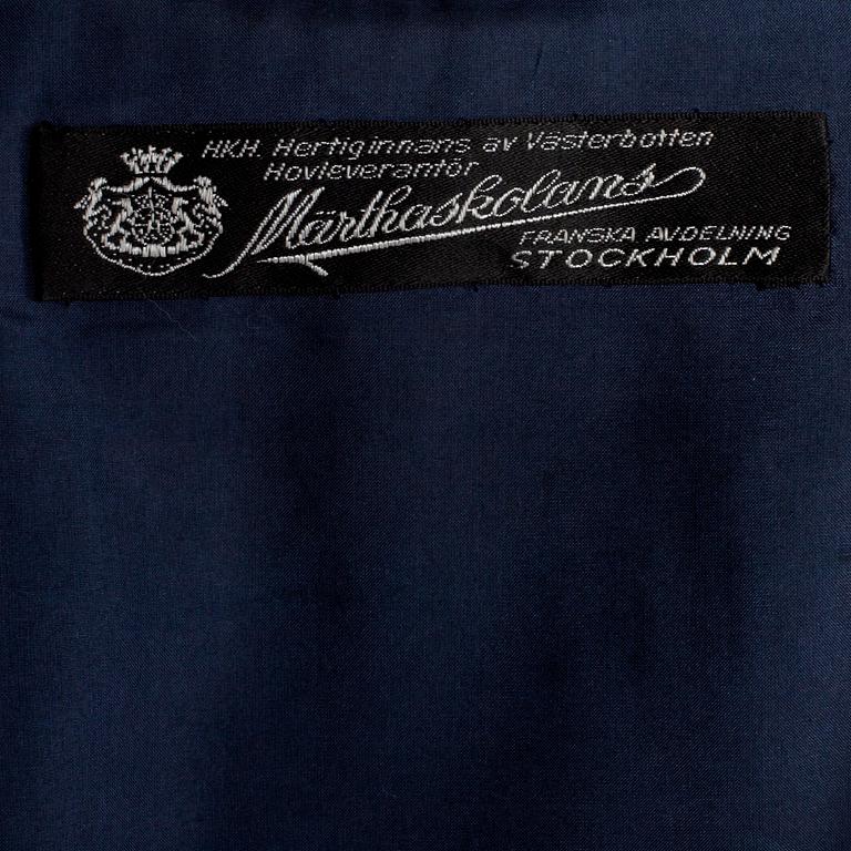 MÄRTHASKOLAN Franska avdelningen, a blue evening jacket with white fox trim.